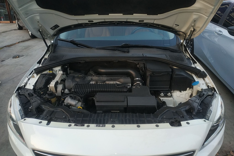 沃尔沃S60 2014款 S60L 2.0T 智远版机舱底盘24