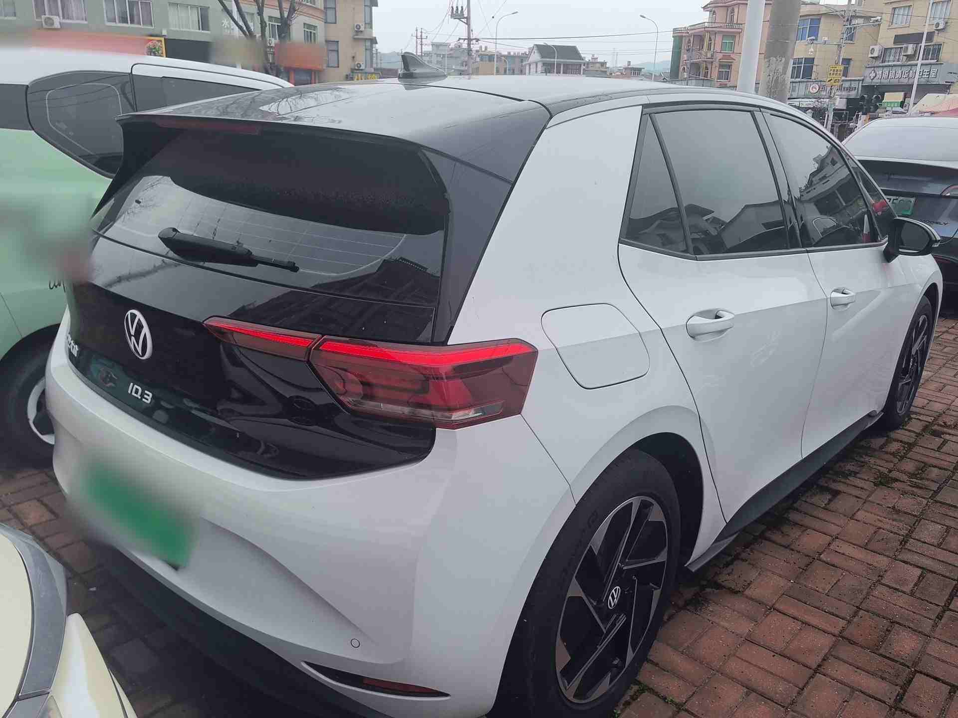 车辆右后45度外观展示