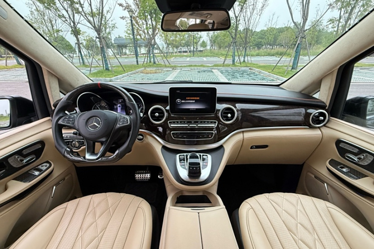 奔驰V级 2018款 V 260 L 尊贵加长版 国VI中控内饰7010