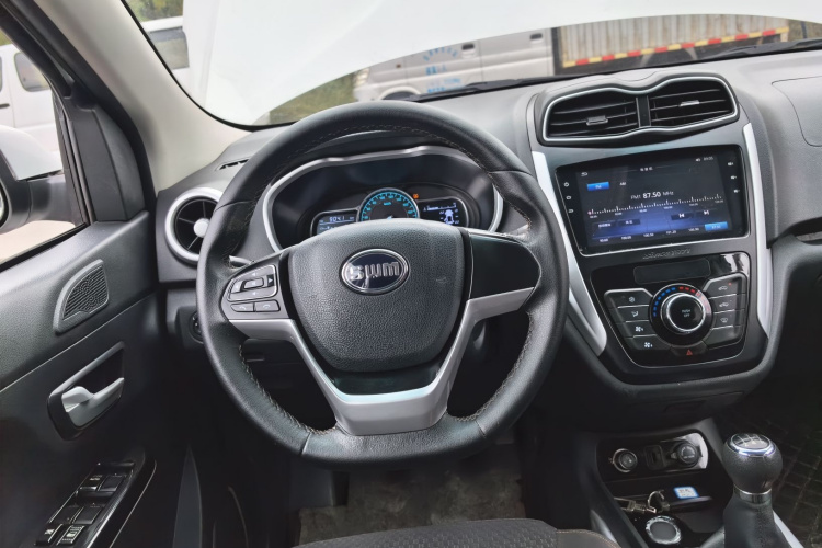 SWM斯威汽车 SWM斯威X3 2021款 1.5L 手动舒适型 7座中控内饰13