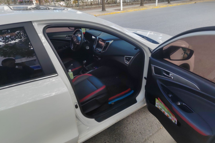 长安 逸动 2016款 XT 1.6L 手动俊酷型局部细节9005