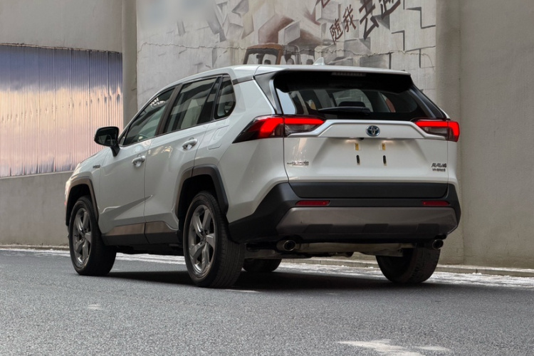 丰田 RAV4荣放 2022款 双擎 2.5L E-CVT两驱精英版车身外观6008