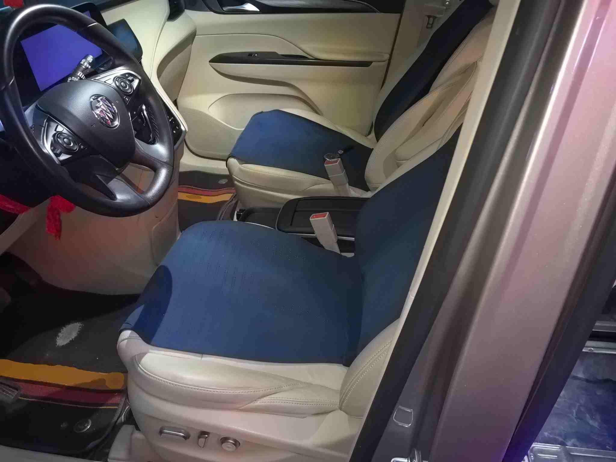 车辆左侧前座椅实拍