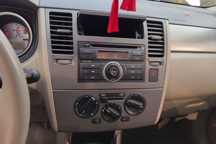 日产 骐达TIIDA 2011款 1.6L CVT舒适型局部细节16