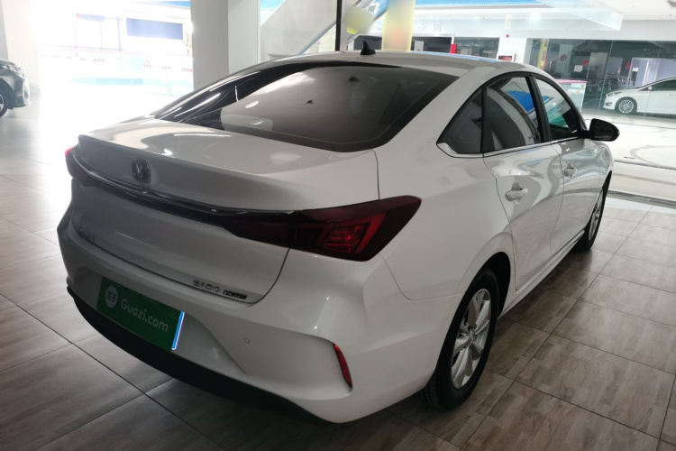 长安 逸动 2025款 PLUS 1.5L 手动豪华版车身外观7