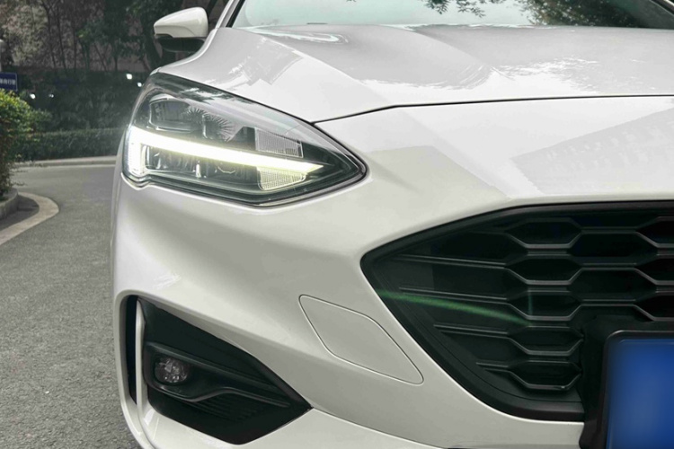 福特 福克斯 2020款 三厢 EcoBoost 180 自动ST Line车身外观6002