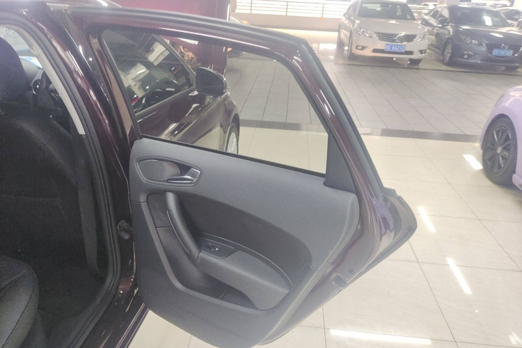 奥迪A1 2014款 30 TFSI Sportback时尚型中控内饰7003