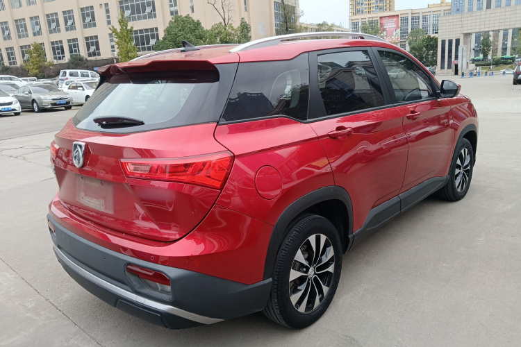 宝骏530 2021款 全球车周年纪念版 1.5T 手动豪华型 7座车身外观7