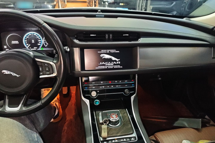 捷豹XFL 2019款 XFL 2.0T 250PS 两驱豪华版中控内饰12