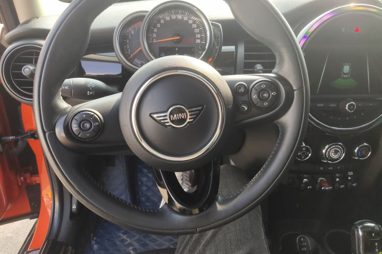 MINI 2018款 1.5T COOPER 经典派 五门版中控内饰13