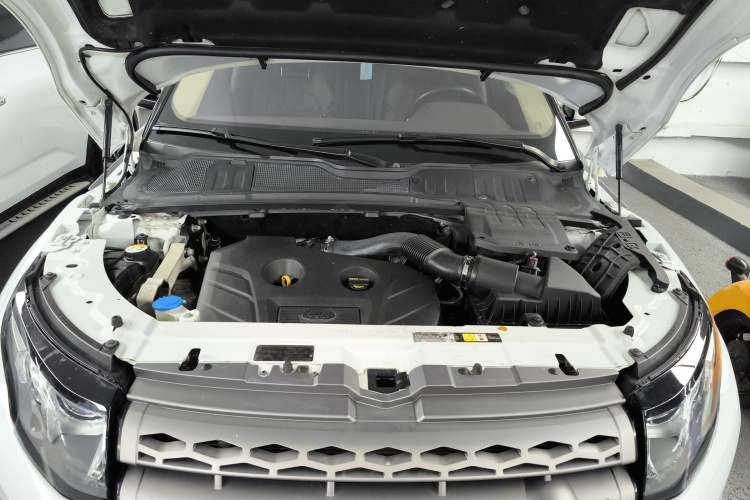 路虎 揽胜极光 2015款 2.0T 五门智耀版机舱底盘24