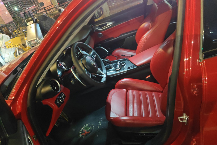 阿尔法·罗密欧 Giulia朱丽叶 2017款 2.0T 280HP Milano限量版中控内饰19