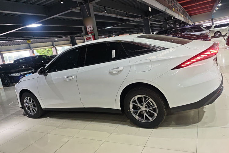 吉利银河 银河L6 2025款 EM-i 60km 启航版车身外观4