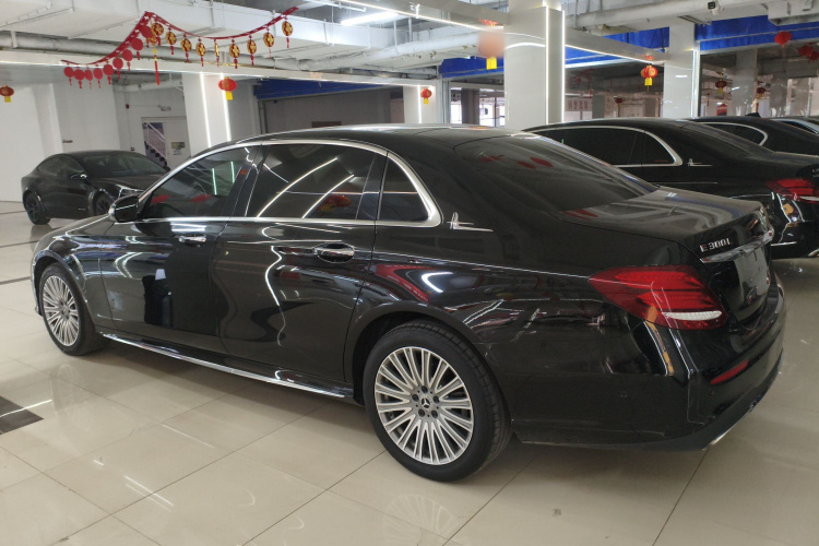 奔驰E级 2019款 改款 E 300 L 运动时尚型车身外观4