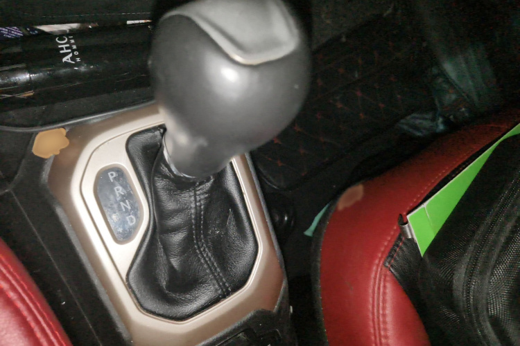 Jeep 自由侠 2018款 互联大屏版 180T 自动劲能版局部细节18