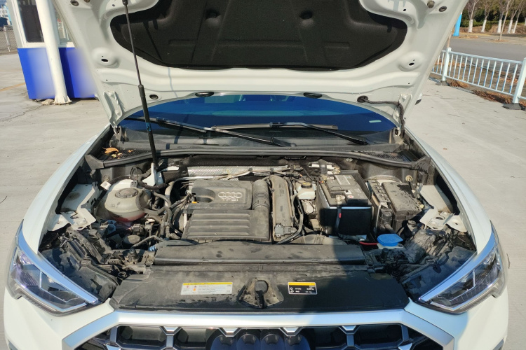 奥迪Q3 2021款 35 TFSI 时尚动感型机舱底盘24