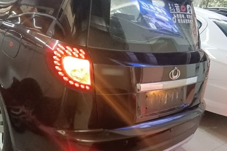 吉利汽车 吉利GX7 2015款 经典版 1.8L 手动都市型 国IV车身外观6