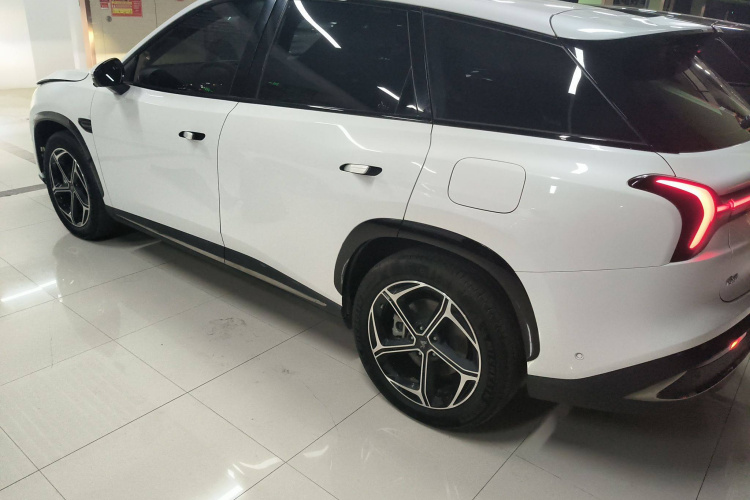 哪吒汽车 哪吒L 2024款 增程 220 闪充版车身外观6003