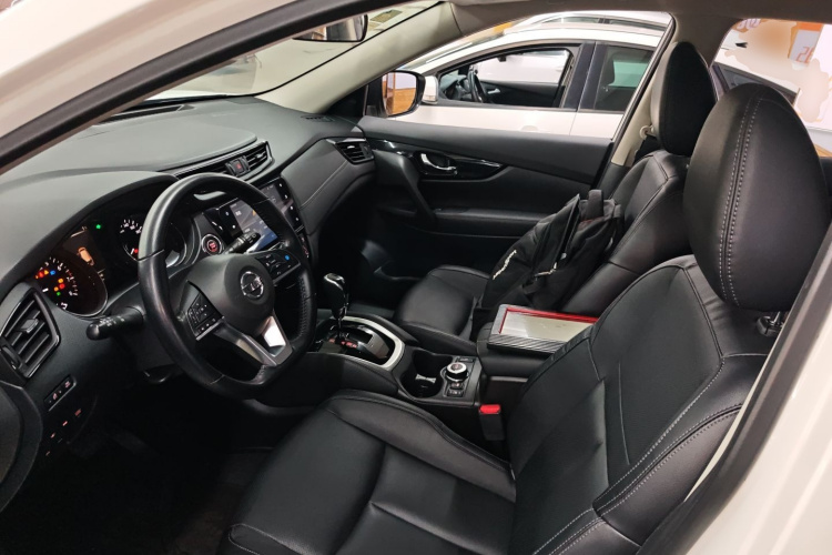 日产 奇骏 2020款  2.5L XL ITS CVT 4WD豪华领航版中控内饰19