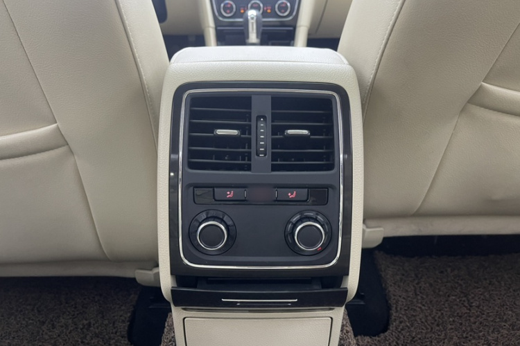 大众 帕萨特 2013款 1.8TSI DSG政府采购版中控内饰7002