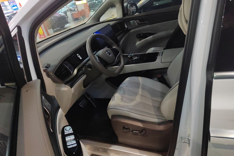 腾势D9 2022款 DM-i 970 四驱尊荣型中控内饰19