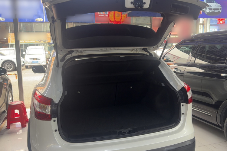 日产 逍客 2017款 2.0L CVT豪华版 国V机舱底盘23