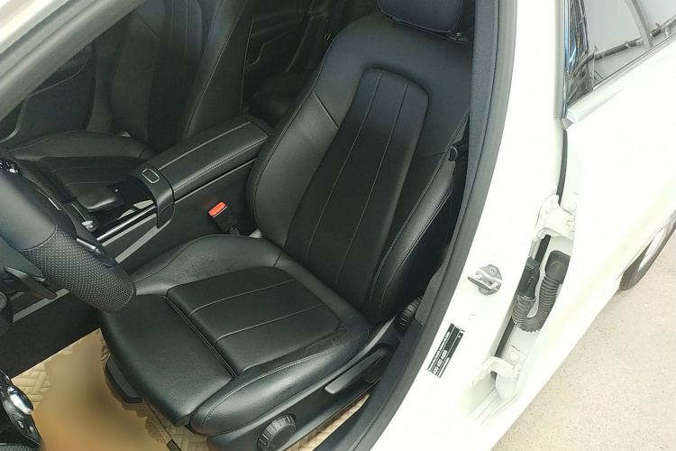 奔驰A级 2020款 改款 A 200 L 运动轿车动感型中控内饰19