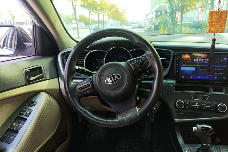 起亚K5 2015款 2.0L 自动GL中控内饰13