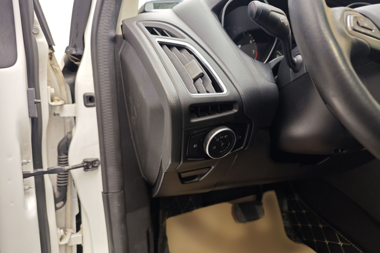 福特 福克斯 2017款 三厢 1.6L 自动风尚型智行版中控内饰7011