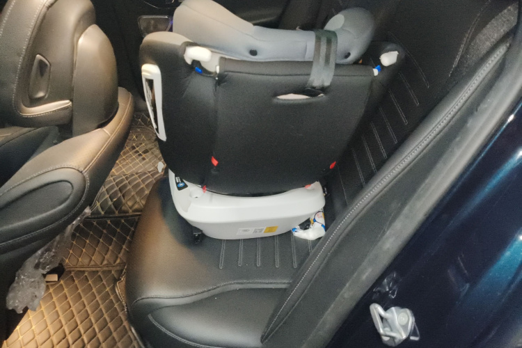 奔驰C级 2022款 C 260 L 皓夜运动版中控内饰21