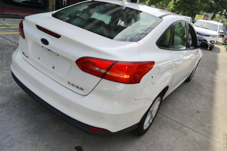 福特 福克斯 2018款 三厢经典 1.6L 自动风尚型智行版车身外观7