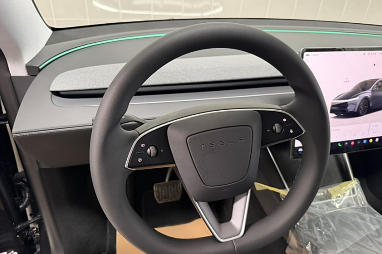 特斯拉 Model Y 2025款 改款 长续航全轮驱动版中控内饰7014