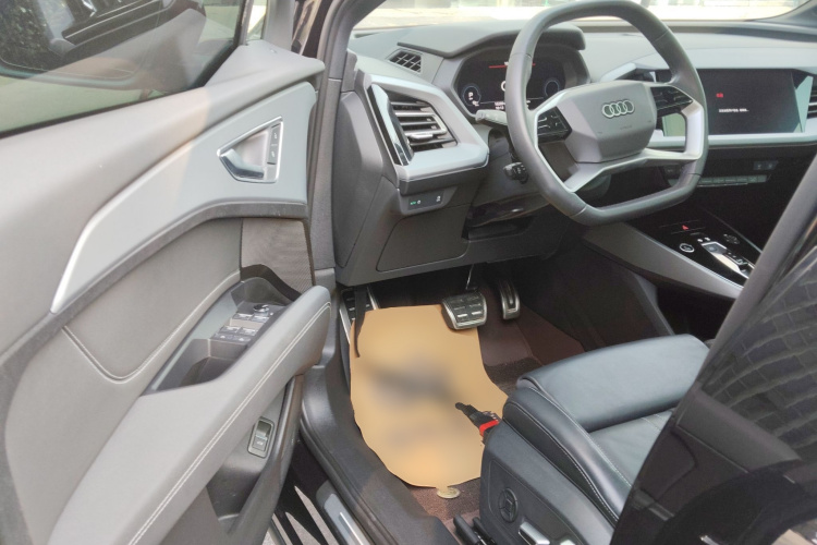 奥迪Q5 e-tron 2023款 40 e-tron 闪耀型 机甲套装中控内饰7003