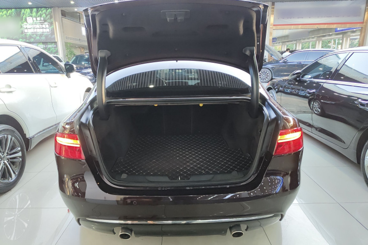 捷豹XEL 2019款 2.0T 200PS 豪华版机舱底盘23