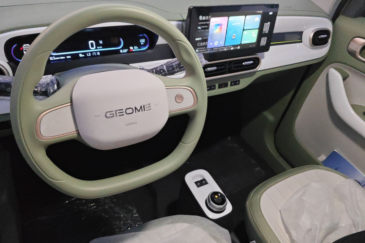 吉利银河 2025款 210km 熊猫骑士中控内饰12