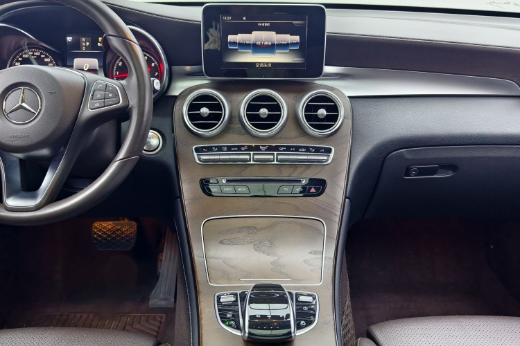 奔驰GLC 2017款 GLC 300 4MATIC 动感型中控内饰7005