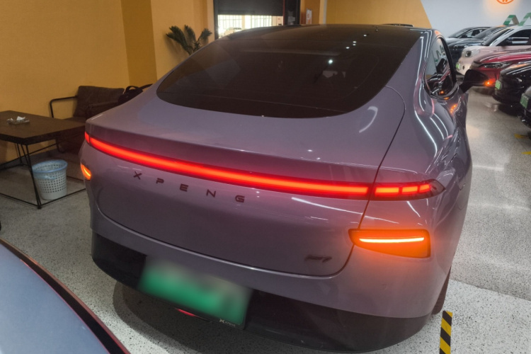 小鹏P7 2020款 670N车身外观6