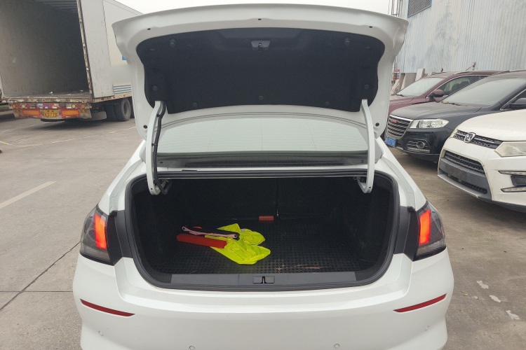 标致408 2020款 360THP 十周年纪念版机舱底盘23