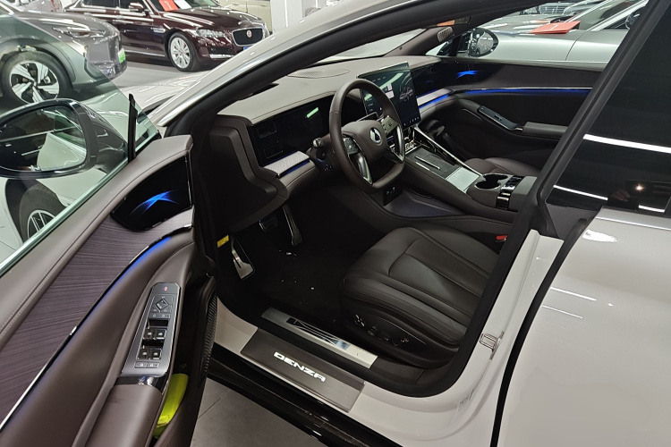 腾势Z9 2024款 1100km 四驱Max版中控内饰20