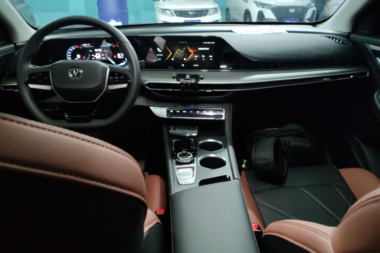 长安 逸动 2023款 畅享版 PLUS 蓝鲸NE 1.4T GDI DCT尊贵版中控内饰12