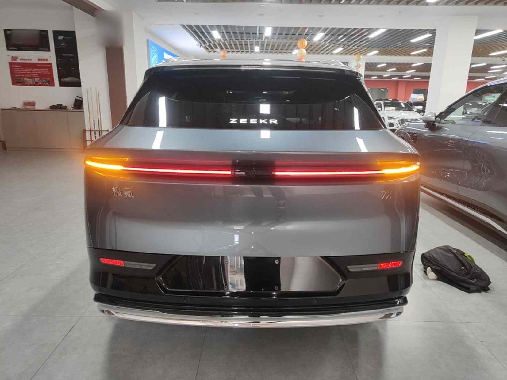 极氪7X 2025款 75kWh 后驱智驾版(3)