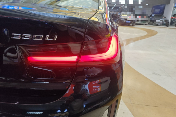 宝马3系 2025款 330Li M运动曜夜套装车身外观6006