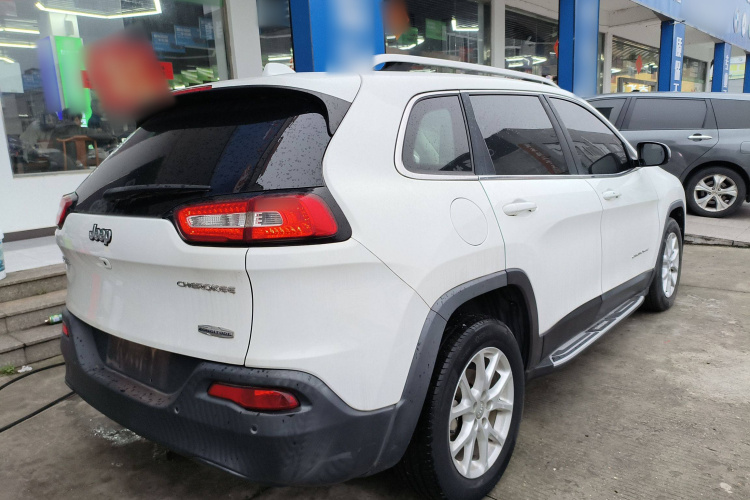 Jeep 自由光 2016款 2.0L 优越版车身外观7