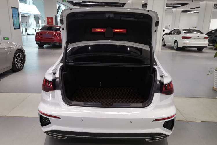 奥迪A3 2022款 A3L Limousine 35 TFSI 进取运动型机舱底盘23