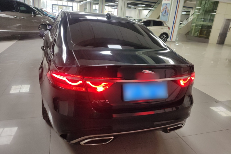 捷豹XFL 2022款 XFL 2.0T P250 两驱尊享豪华版车身外观6004