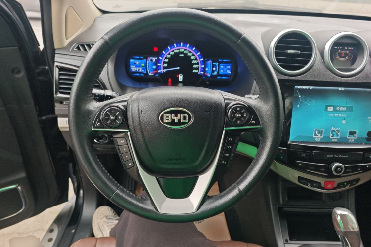 比亚迪S7 2015款 2.0T 升级版 自动尊贵型中控内饰13