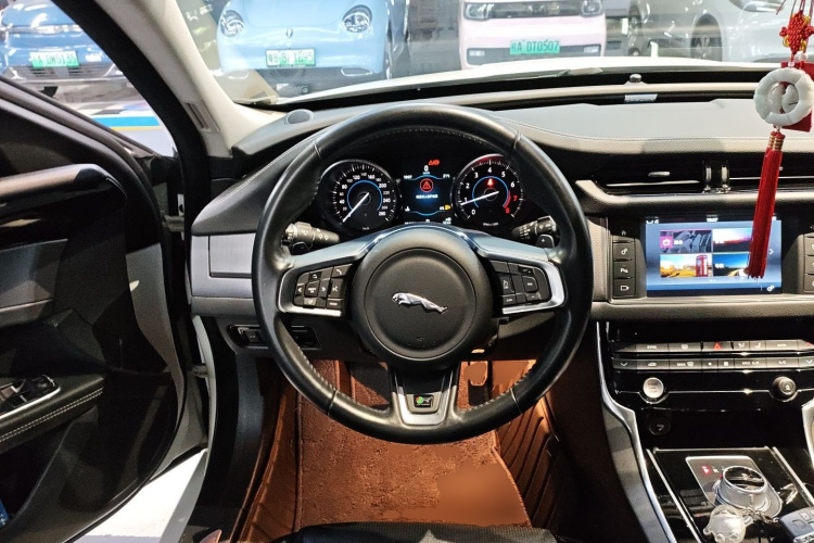 捷豹XF 2016款 XF 2.0T 两驱R-Sport运动版局部细节13