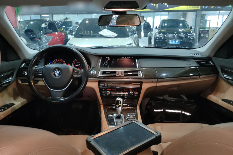 宝马7系 2014款 730Li 臻享型中控内饰12