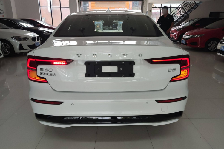 沃尔沃S60 2025款 B5 智雅运动版车身外观6