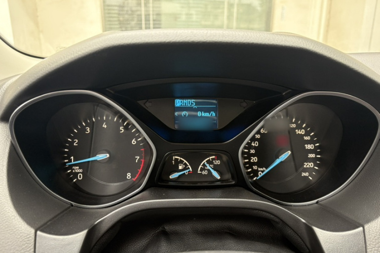 福特 福克斯 2018款 三厢经典 EcoBoost 125 自动超能风尚型智行版中控内饰7003